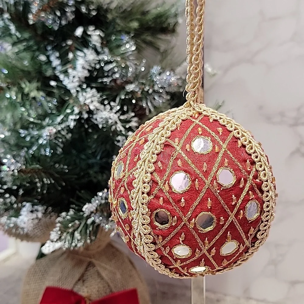 Large Vintage red fabric ornament with beads & mirrors - Picture 3 of 5